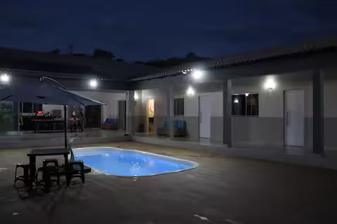 Rancho iluminado à noite