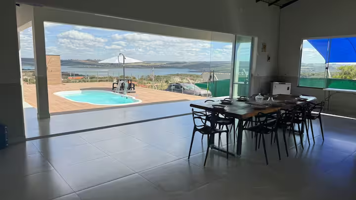 Sala ampla com vista panorâmica para o lago