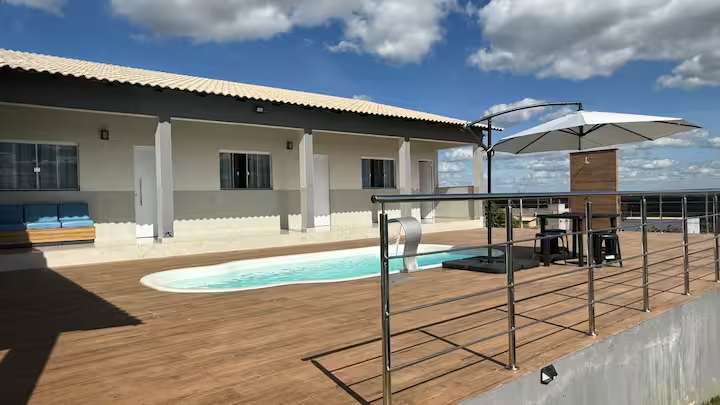 Piscina com vista para o lago