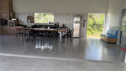 Área gourmet com cozinha equipada