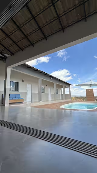 Varanda coberta com vista para a piscina