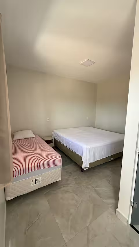 Quarto aconchegante com cama de casal