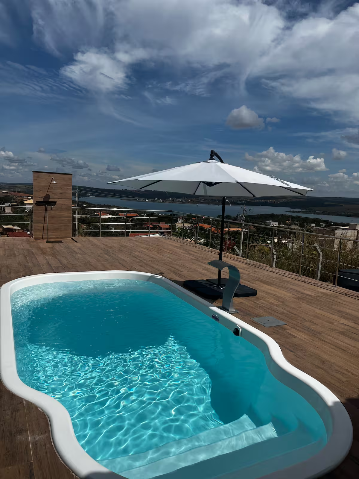 Rancho da Bia ao entardecer com piscina e vista para as montanhas