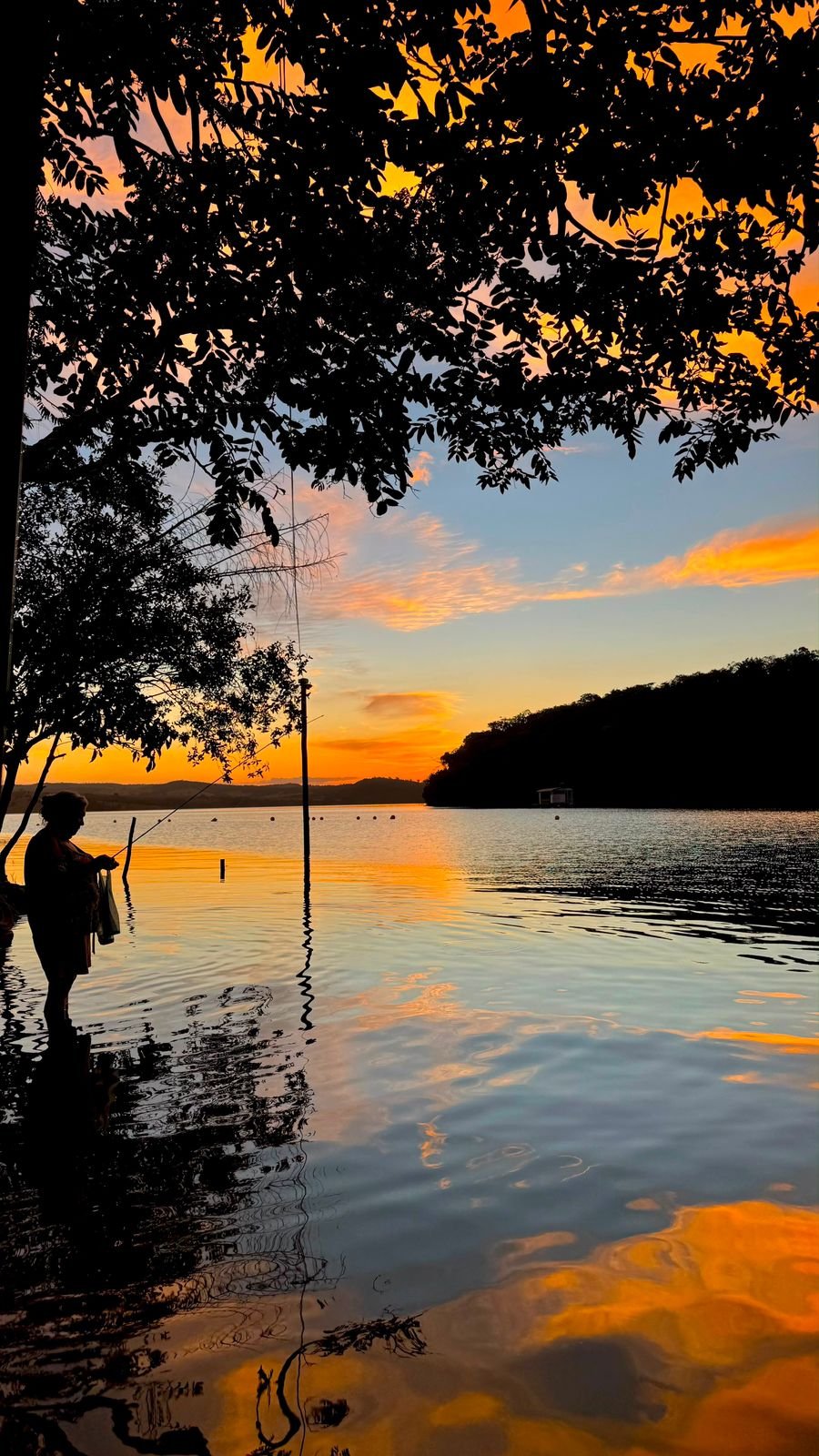 Pôr do sol dourado no Lago Corumbá IV